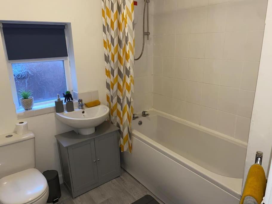 Whole House - Fast Wifi & Free Parking - Contractor Friendly By Irwell Stays Manchester Exterior photo
