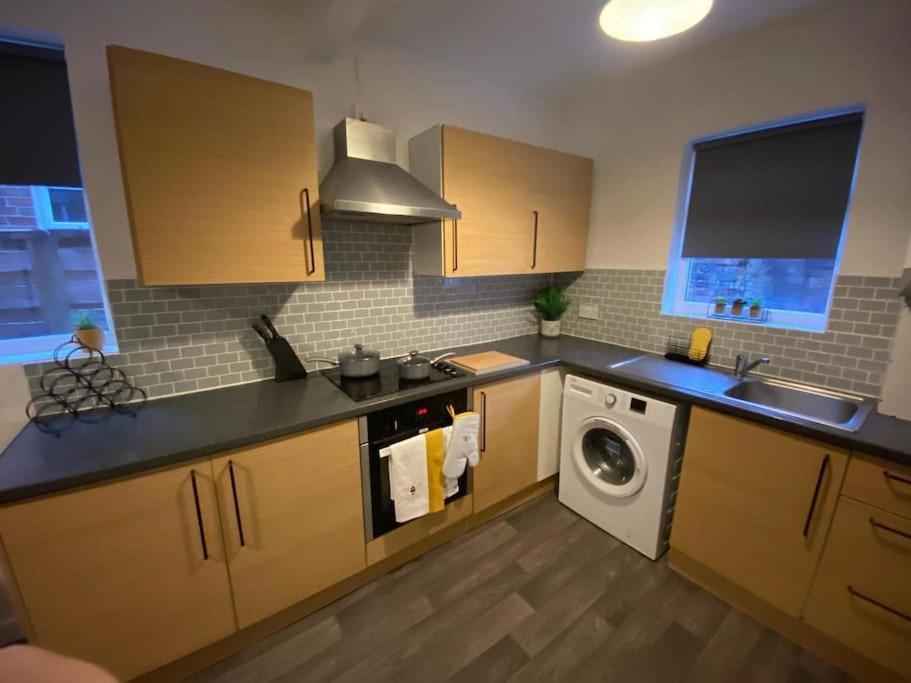 Whole House - Fast Wifi & Free Parking - Contractor Friendly By Irwell Stays Manchester Exterior photo